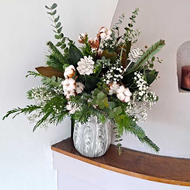 Beau bouquet de verdure et d'eucalyptus dans un vase en cristal · Creative  Fabrica